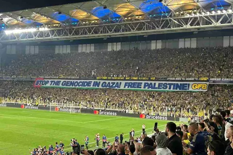  "أوقفوا الإبادة الجماعية في غزة".. جماهير فنربخشة تنتفض من أجل فلسطين